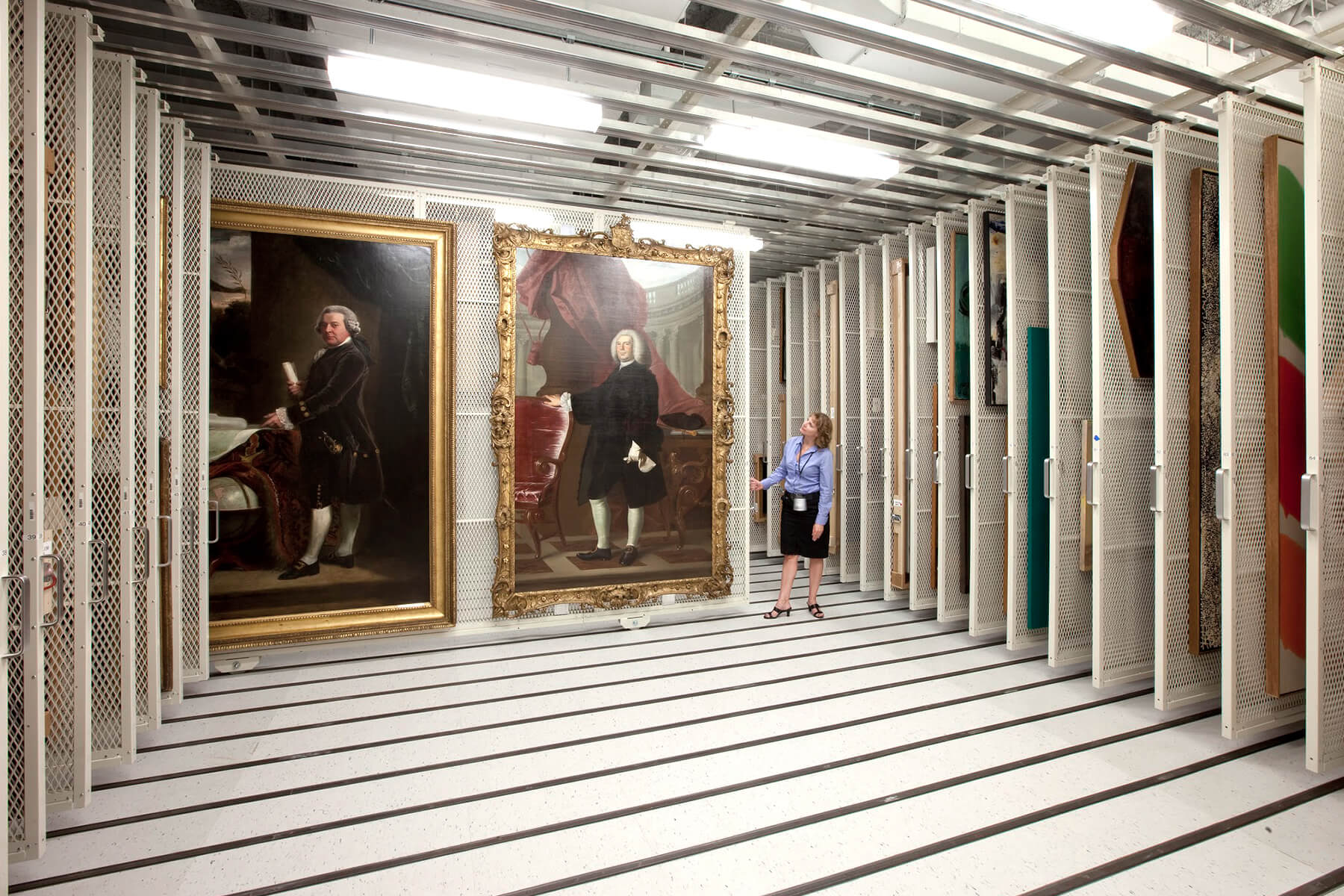 Rangement muséale avec panneaux grillagées - art rack and museum storage